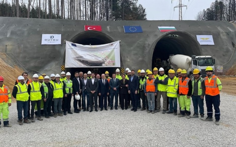 Bulgaristan'da Elin Pelin-Vakarel Demiryolu Projesini Cengiz İnşaat-Duygu Mühendislik Ortak Girişimi  Başarıyla Sürdürüyor

 